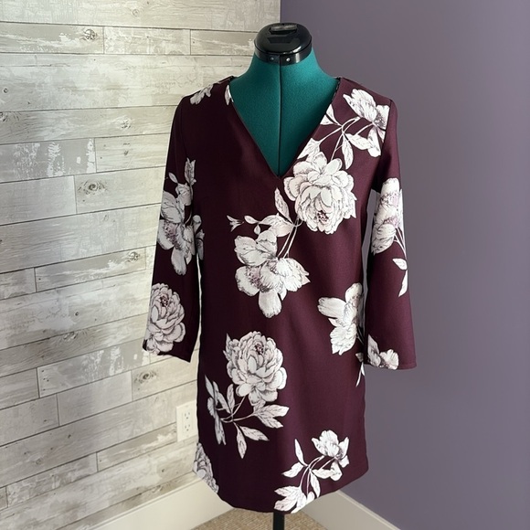 Dynamite Dresses & Skirts - NWT DYNAMITE Floral V-Neck Shift Dress